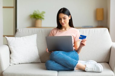İnternetten Kadın Alışveriş Bilgisayarı ve Kredi Kartı Kullanımı
