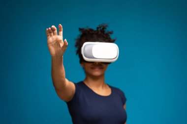 Sanal ekranda VR kulaklıklı siyah kadın düğmesine basıyor