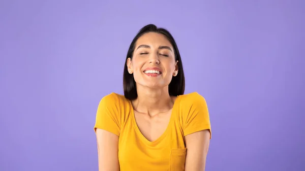 Close up retrato de rir jovem mulher — Fotografia de Stock