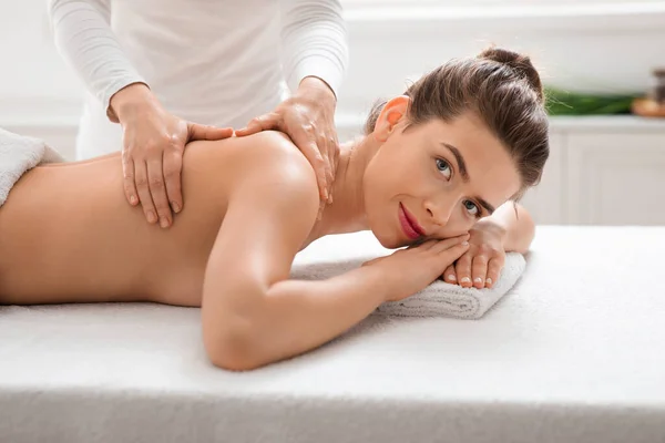Attraktive junge Frau bekommt Massage im Spa — Stockfoto