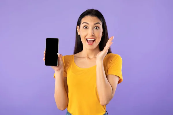 Girl showing white blank cell phone screen — Stock Photo, Image