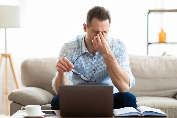 Stanco manager americano utilizzando il suo pc a casa — Foto Stock