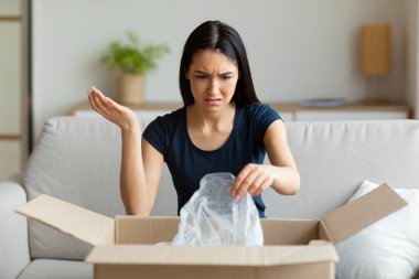 Hoşnut Olmayan Kız Kutuları Açıyor Yanlış Paket Alınıyor Evde Oturuyor