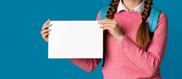 Buenas noticias. Estudiante chica sosteniendo hoja blanca con espacio vacío —  Fotos de Stock
