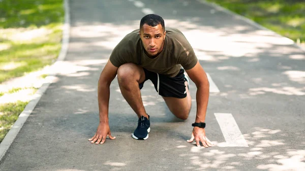 Σοβαρός μαύρος αθλητής έτοιμος να τρέξει μαραθώνιο αγώνα στο πάρκο — Φωτογραφία Αρχείου