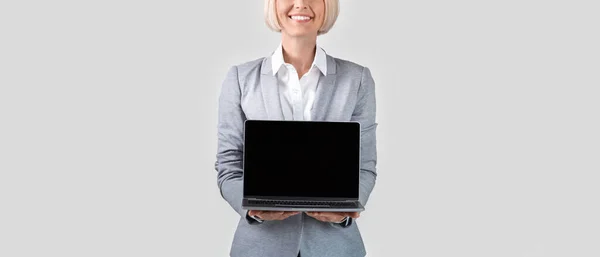Обрізаний вид бізнес-леді з ноутбуком на світлому фоні, простір для дизайну на екрані — стокове фото