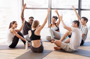 Yoga Stüdyosundaki Eğitimden Sonra Çok Irklı Dostlar Elleriyle Oy Kullanıyor