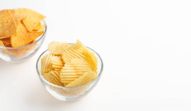 Bira için kuru atıştırmalıklar. Cipsler ve cipsler cam kaselerde.