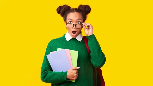 Surpreso afro adolescente com mochila olhando para a câmera — Fotografia de Stock