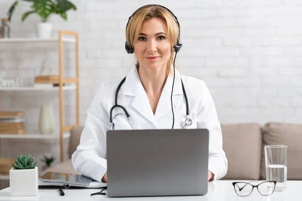 Apoio médico durante a quarentena. Mulher trabalho médico no laptop — Fotografia de Stock