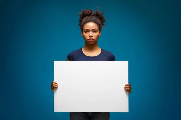 Mulher afro-americana protestando com cartaz em branco — Fotografia de Stock