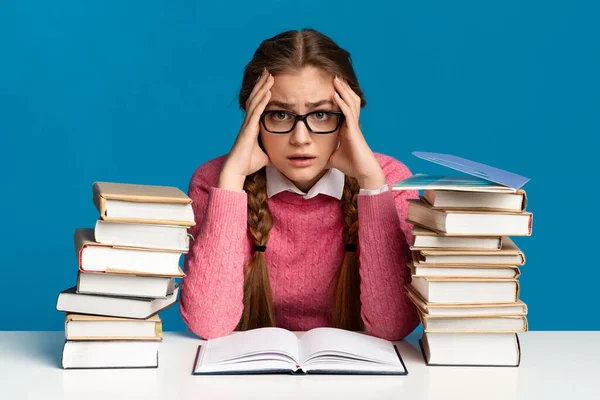 Preparação para o exame. Adolescente menina segurando cabeça entre os livros — Fotografia de Stock
