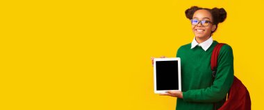 Gülümseyen genç siyah kadın boş bilgisayar ekranı gösteriyor