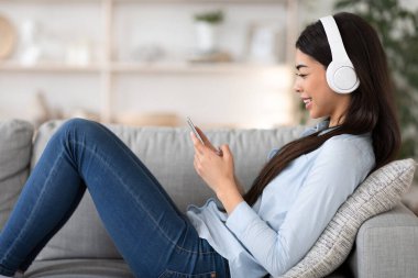Çevrimiçi Müzik Hizmetleri Mutlu Asyalı Kızlar Evde En Sevdiği Şarkıları Dinliyor