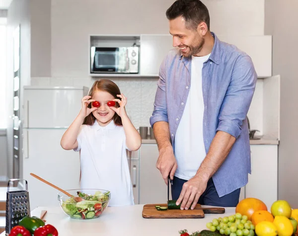 Baba ve kızı mutfakta yemek pişirip eğleniyorlar. — Stok fotoğraf