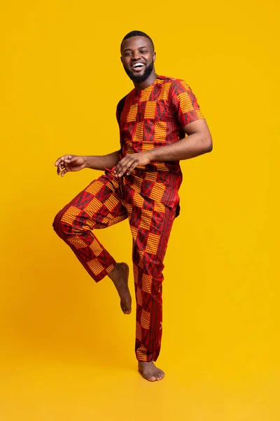 Carismático negro bailando sobre fondo amarillo — Foto de Stock