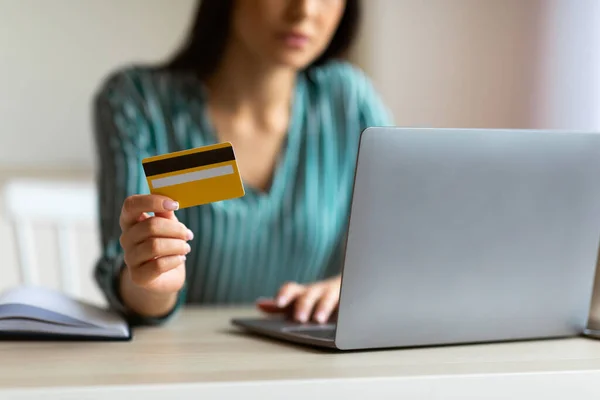 Affärskvinna Visar kreditkort Shopping Online Sitter i Office, Beskuren — Stockfoto