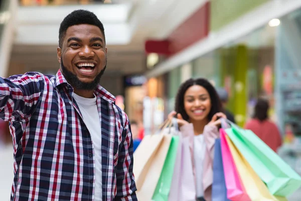 快乐的黑人夫妇在百货商店里自私自利，购物时很开心 — 图库照片