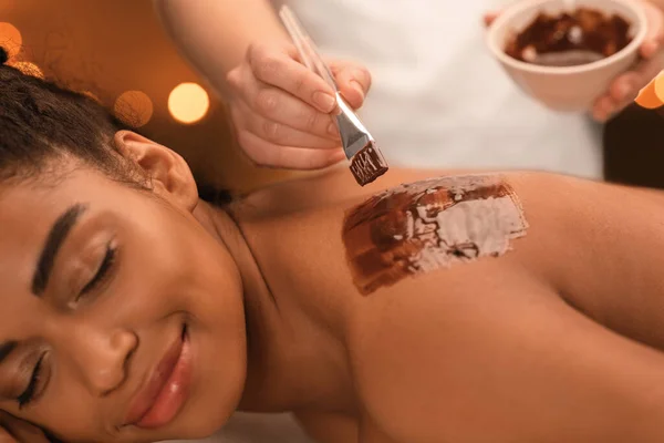 Close-up de jovem mulher negra recebendo procedimentos de beleza spa — Fotografia de Stock