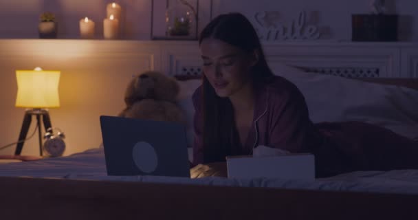 Ung sjuk kvinna som arbetar på laptop på natten — Stockvideo