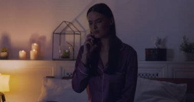 Duygusal bir kadın telefonla konuşuyor, telefonu kapatıyor ve içerliyor.
