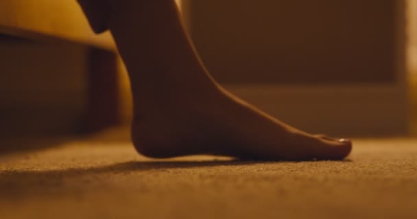 Piedi femminili alzarsi dal letto e andare via — Video Stock