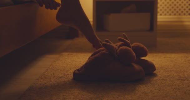 Mujer con zapatillas calientes después de levantarse de la cama — Vídeos de Stock