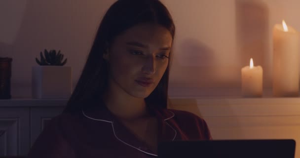 Journaliste féminine tapant sur ordinateur portable, assise au lit tard dans la nuit — Video