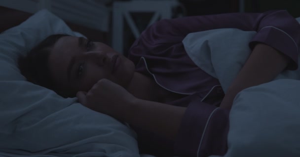 Žena v noci trpí nespavostí v posteli — Stock video