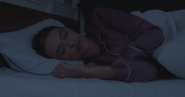 Femme millénaire dormant au lit, se tournant vers l'autre côté — Video