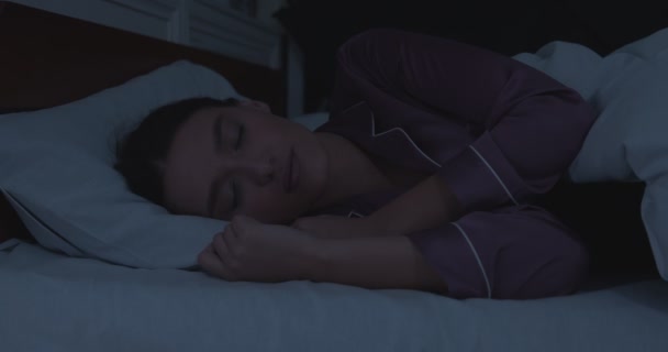 Portrait de femme millénaire dormant au lit — Video