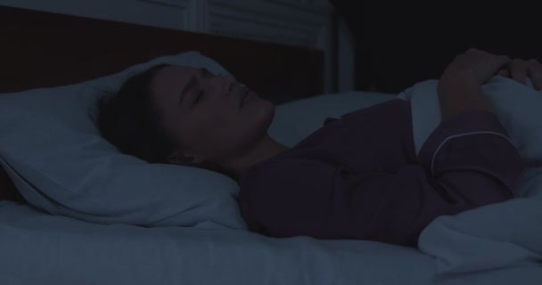 Femme réveillée couchée dans son lit faisant un cauchemar — Video