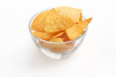 Lezzetli çıtır aperatifler. Tabaktaki nacho 'lar beyaz arkaplanda izole edilmiş