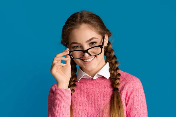 Bra humör i skolan.. Leende tonårstjej tar av glasögon. — Stockfoto