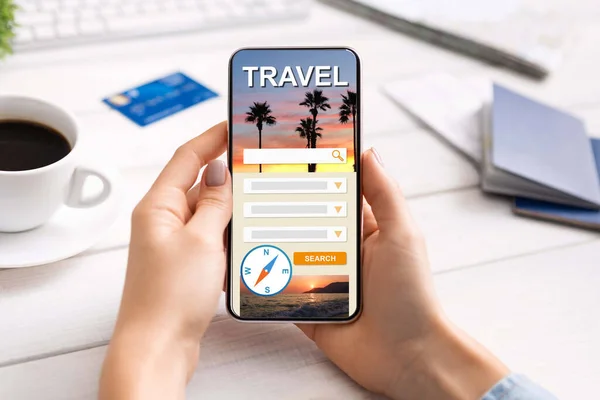Γυναίκα που χρησιμοποιεί σύγχρονο smartphone με ταξιδιωτική ιστοσελίδα κρατήσεων στην οθόνη — Φωτογραφία Αρχείου