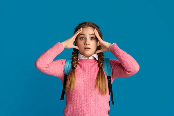 Шокована дівчина-підліток притискає руки до обличчя — стокове фото