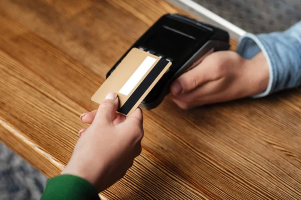 Tecnologia moderna para pagar contas. Cliente paga com cartão de crédito no terminal sem contato — Fotografia de Stock