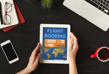 İşyeri, Kolaj ve Üst Görünüm 'de Kadın Uçuş Online Rezervasyon Tableti Kullanıyor