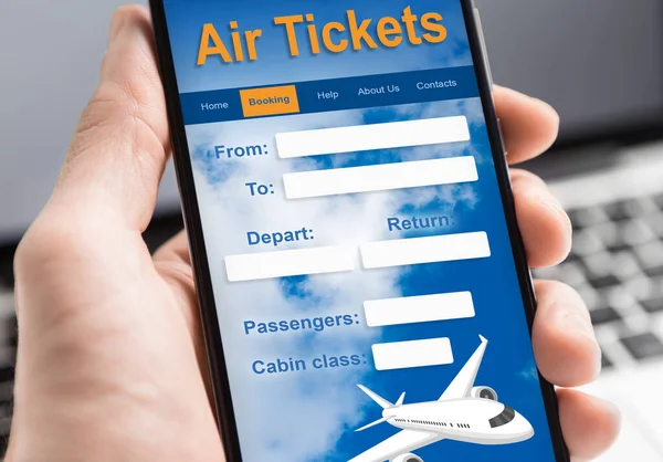 Hombre de reserva de billetes de avión en línea usando Smartphone en interiores, Primer plano, Collage — Foto de Stock