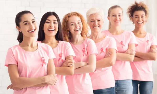 Vielfältige Brustkrebs-Freiwilligengruppe steht vor weißem Hintergrund zusammen — Stockfoto