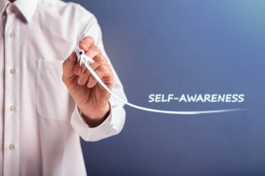 İş Adamı Oku Çiziyor, Kişisel Farkındalığı Sembolize Ediyor, Gri Arkaplan, Kolaj