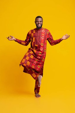 Mutlu Afrikalı adam tek ayak üstünde durup meditasyon yapıyor.