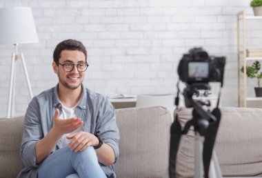 Evde temalı blog. Kameraya video kaydeden adam