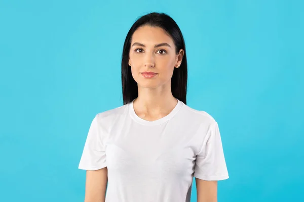 Mujer feliz posando y mirando a la cámara — Foto de Stock