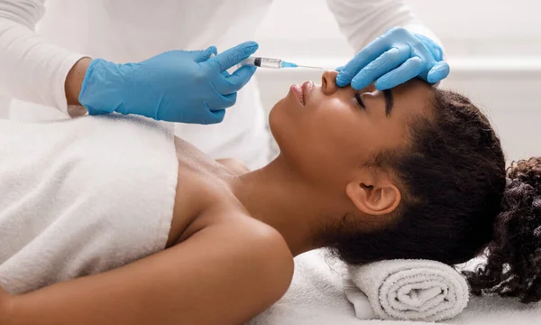 Dame noire recevant des injections de beauté pour la zone du nez — Photo
