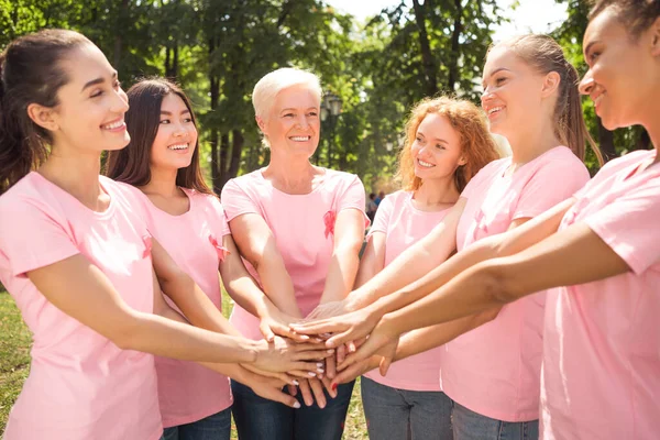 Göğüs kanseri destek grubundan kadınlar parkta el ele tutuşuyor — Stok fotoğraf