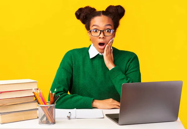 Amazed african american girl looking at camera — Stock Photo, Image