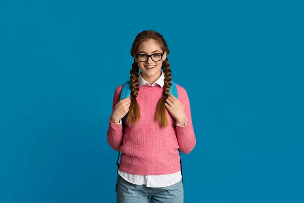 Dags att gå till skolan. Glad tonåring flicka med ryggsäck och glasögon — Stockfoto