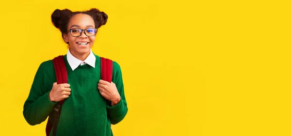 Retrato de sorridente menina negra olhando para a câmera — Fotografia de Stock