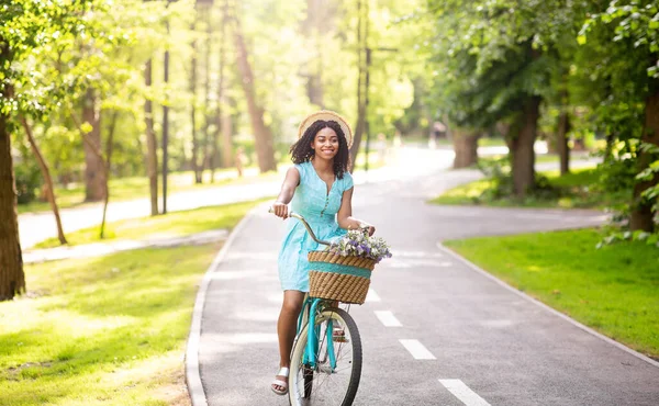 Imagenes de online mujeres montando bicicleta